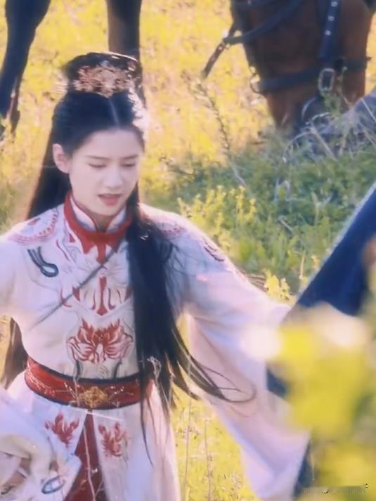 都说张婧仪古装扮相不好看，担心肖战《藏海传》被连累，可看到导演是谁后，感觉这剧应