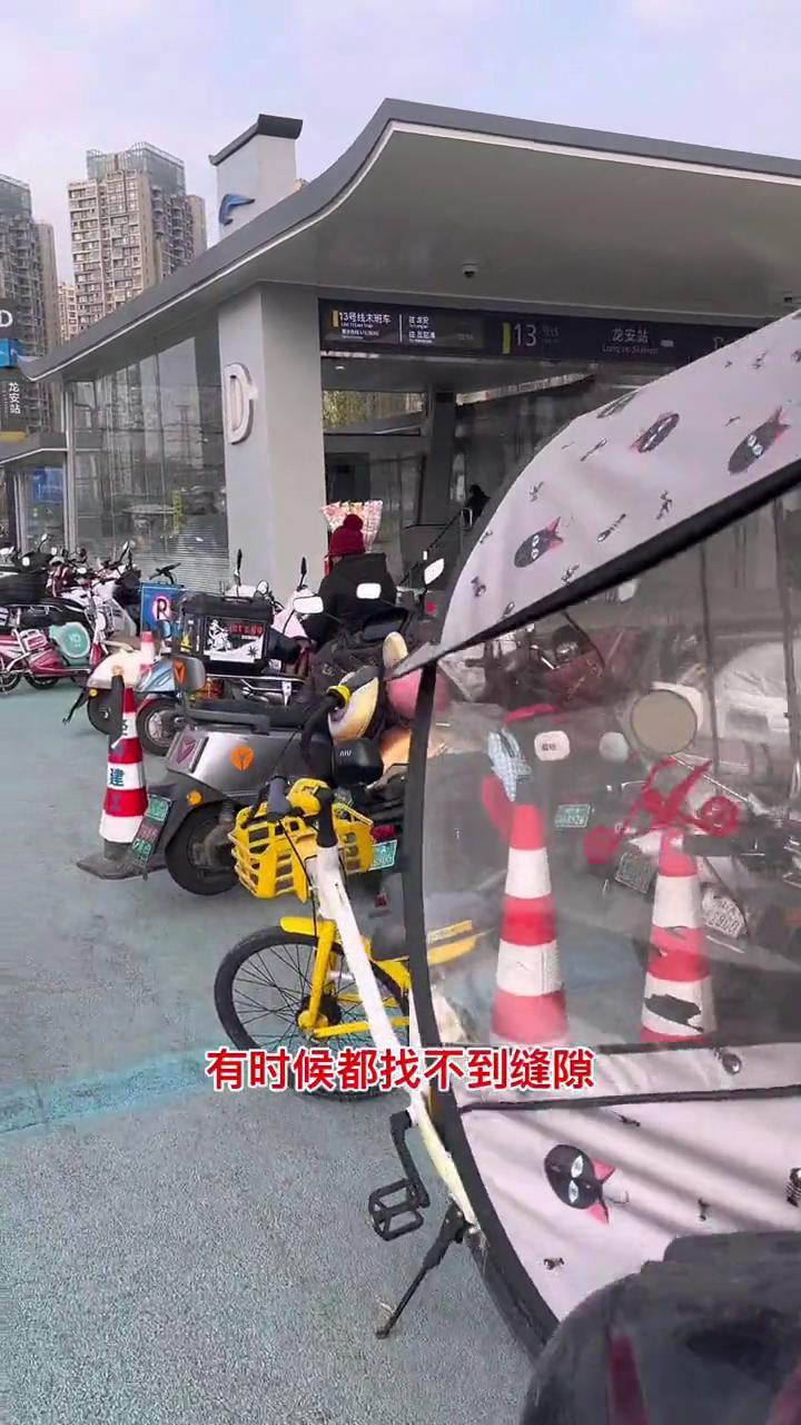 龙安站地铁口电瓶车确实有点多，把地铁口子都堵到了。人走这儿过有时候都找不到缝隙，