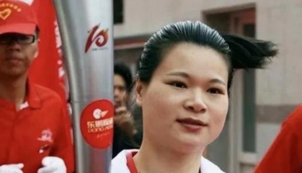 她是中国培养的奥运冠军，退役后却 339 万卖掉所有金牌，随后一转身，她带着家人