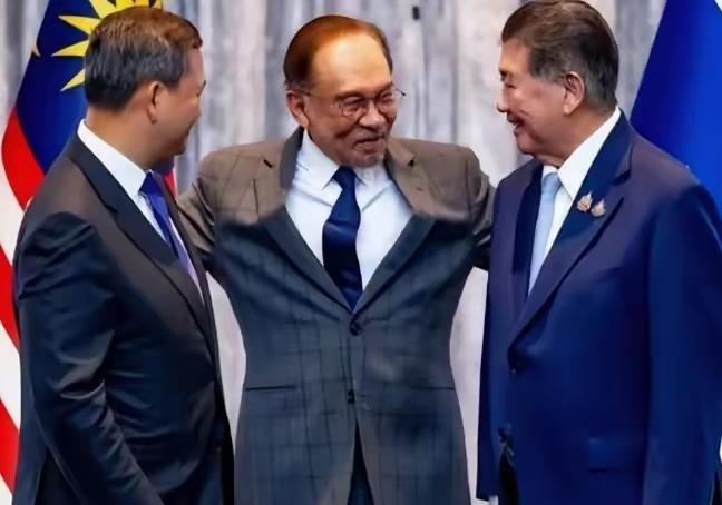 11月4日市场收评：沪强深弱格局延续，防御与成长兼具板块受关注
 
11月4日，