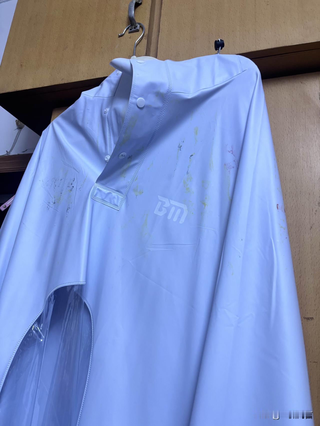 “我们家是买不起一个雨衣了吗？”今天孩子一回来，就瞬身湿漉漉地吼。了解了事实之后