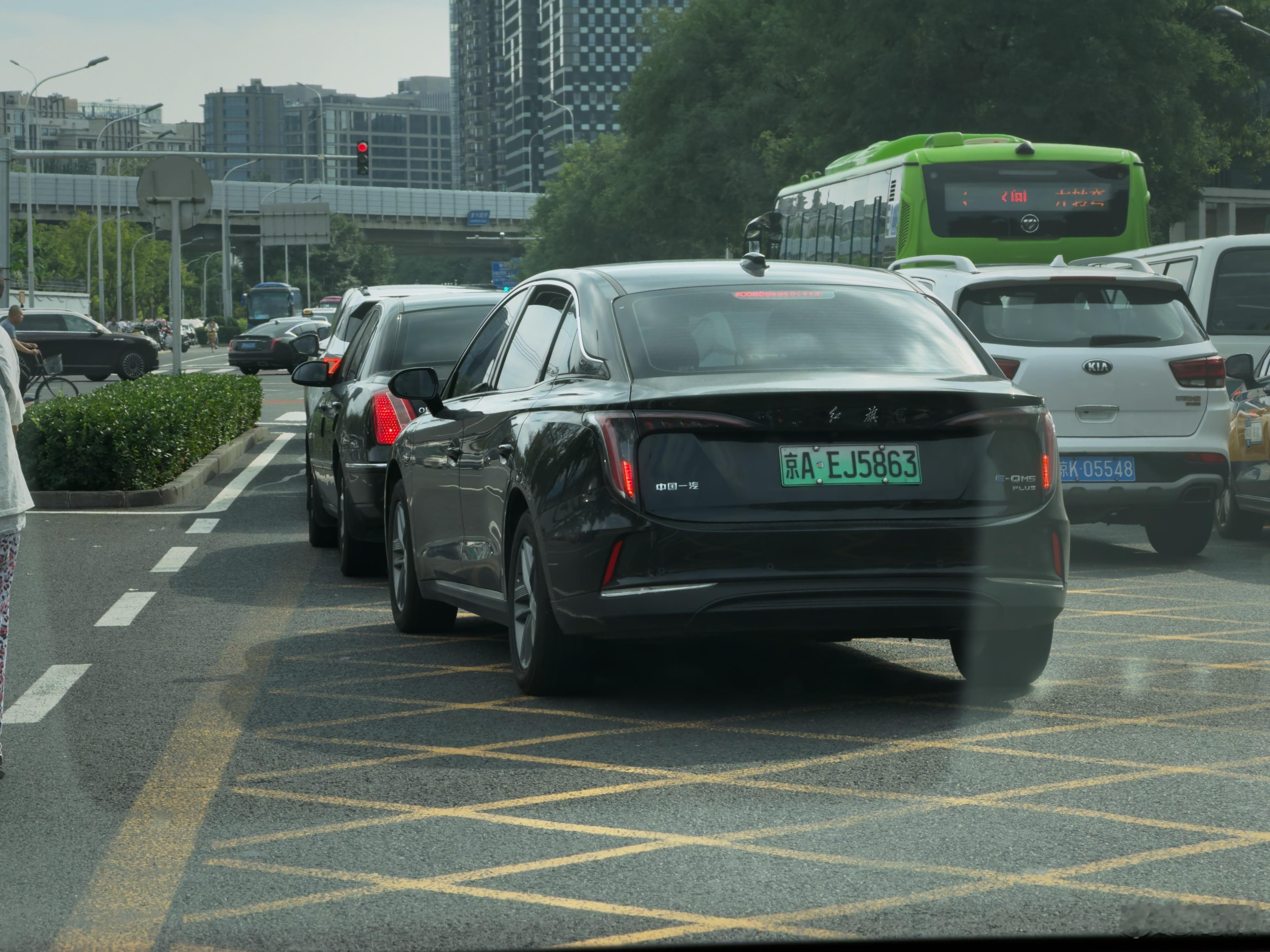 网格线加我前面就算了，经过我时还拿看傻子的眼神看我…….熟悉的感觉回来了，一直守