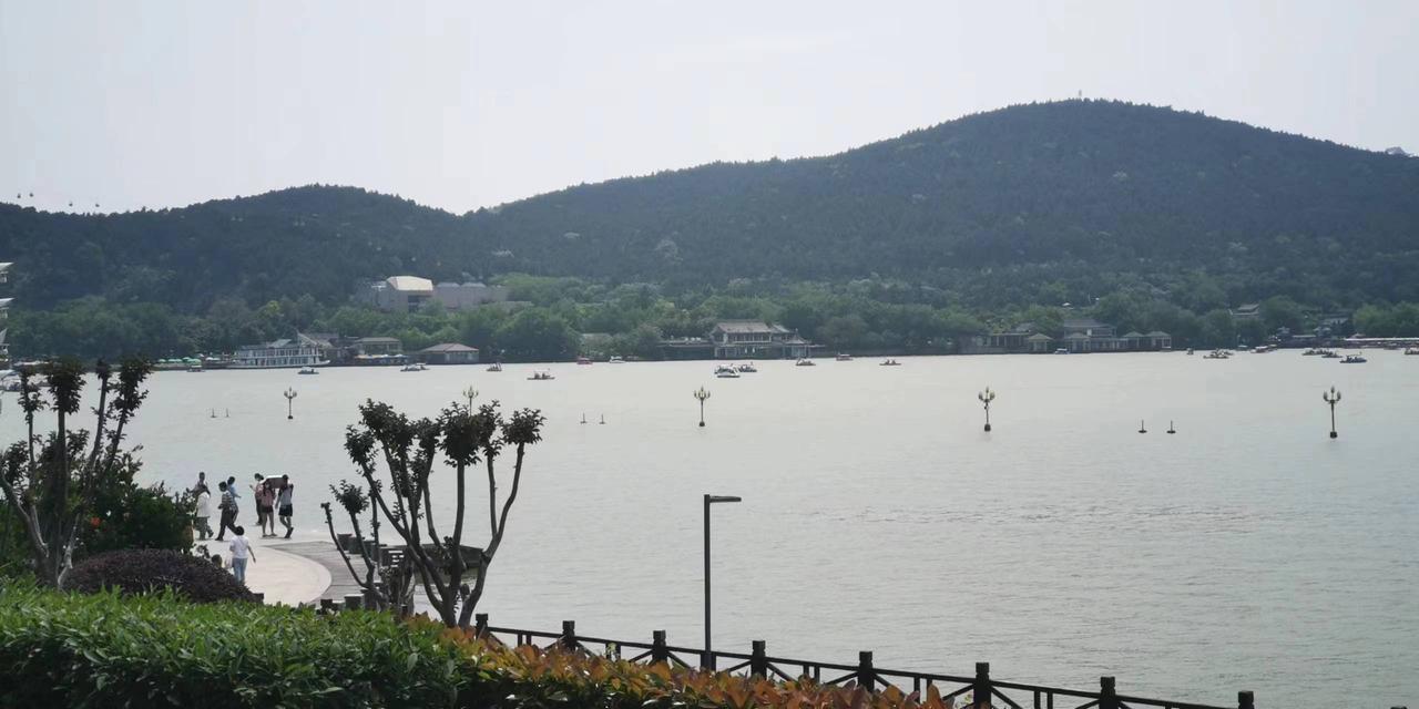 冬晴闲咏（李说一原创五言绝句）
晴日入冬郊，
山苍平野辽。
只身闲处坐，
笼手看