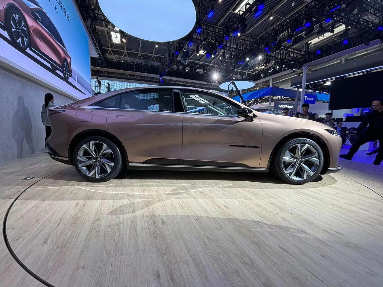 马自达新能源虽迟但到，马自达EZ6今天北京车展亮相。新车提供纯电、增程两个版本，