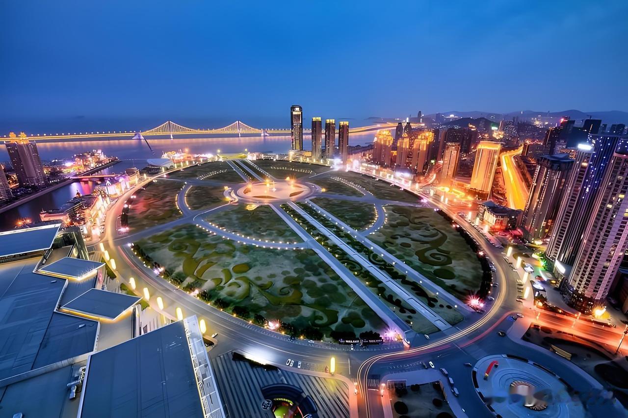 大连城市怎么样？
大连市为全国计划单列市，在辽宁甚至东北简直是神一样的存在，无论