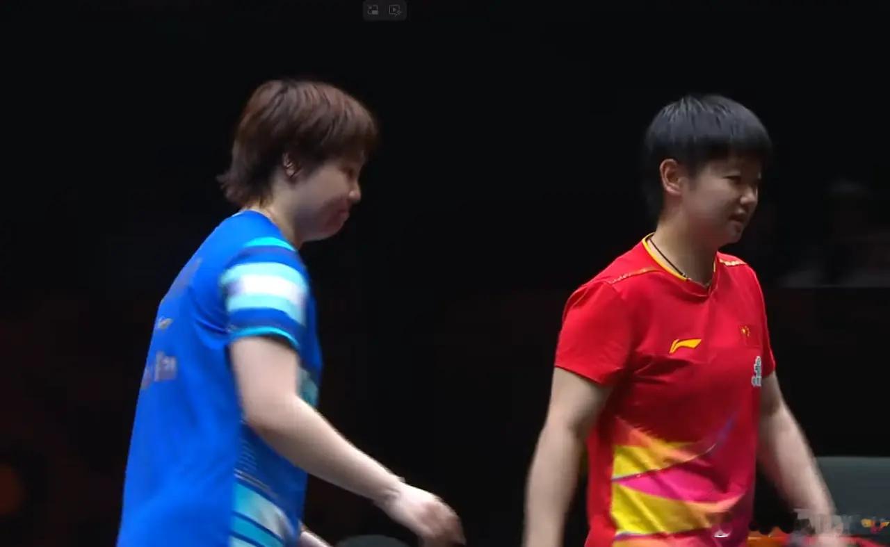 孙颖莎受伤退赛孙颖莎因伤退赛，最心疼她的就是邱贻可和德华了！莎莎要处理脚踝，工作