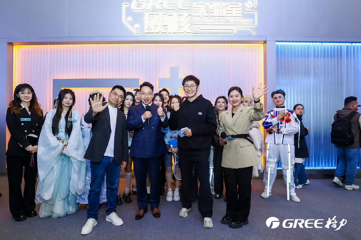 今年AWE2026格力展台的主题是「真Ai爱」，现场超大展区摆满了全品类AI家电