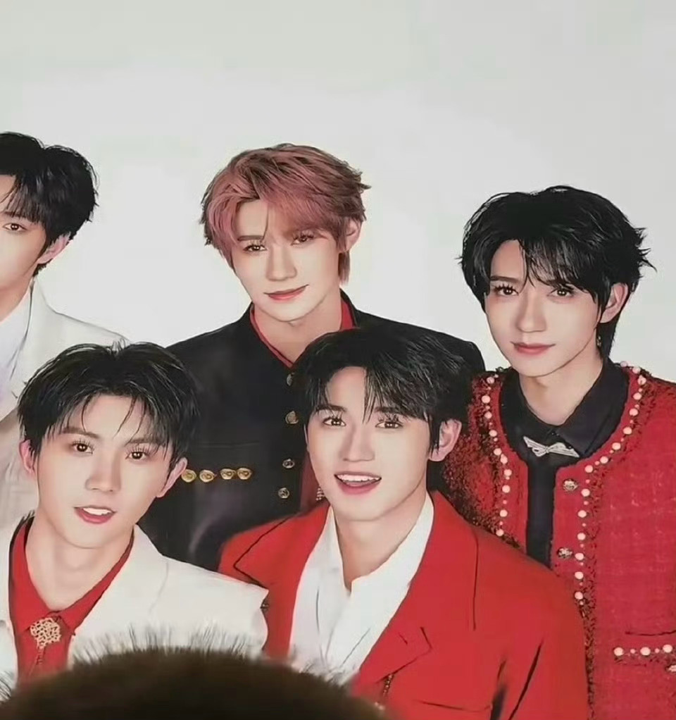 贺峻霖“怎么感觉上眼皮痒痒的”！时代少年团 假睫毛