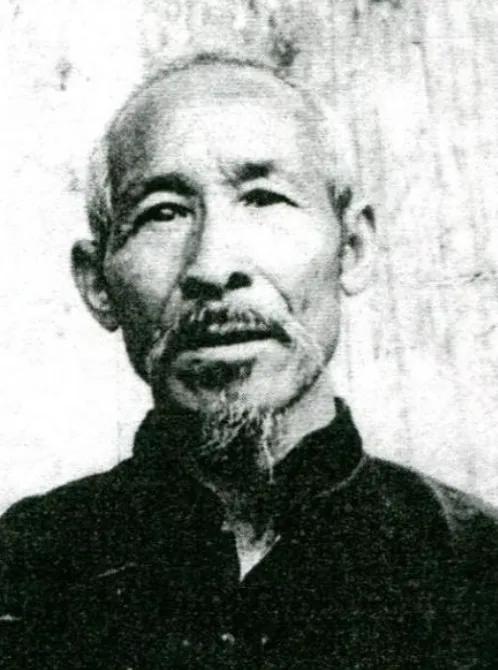 800名红军在路过贵州时突然消失，中央找寻多次都没有查到他们的下落。直到67年后