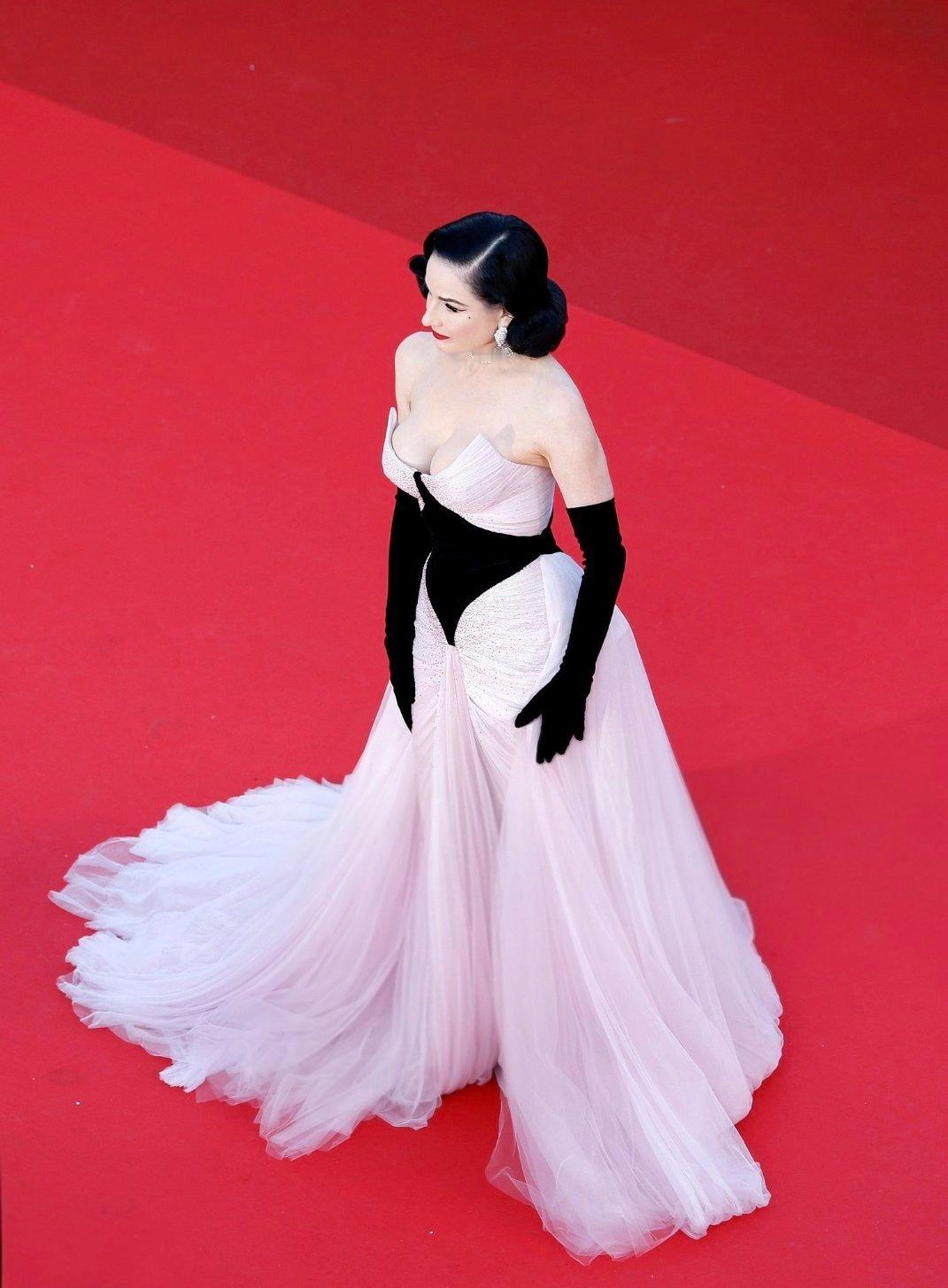 Dita Von Teese亮相戛纳电影节《苦涩的圣诞节》首映红毯 