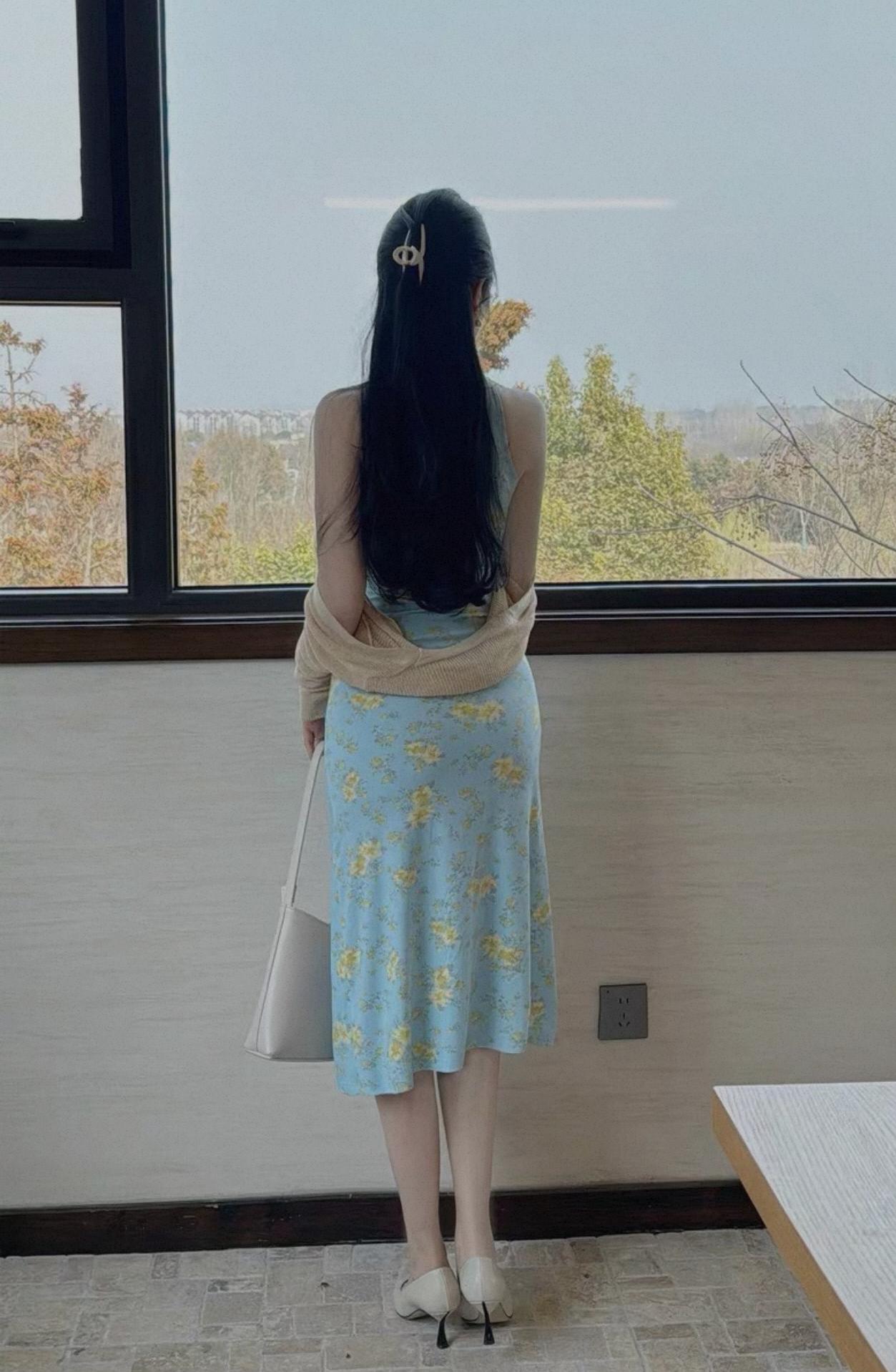 窗边沉思，花裙飘逸，岁月静好。普通女生如何成为氛围感美女