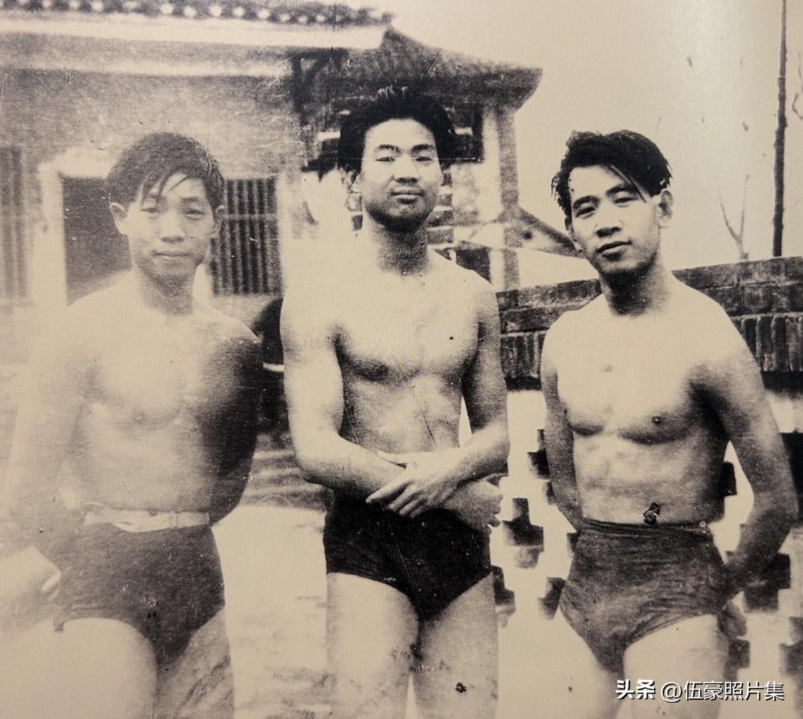 1951年，袁隆平（左一）在西南农学院（由原私立相辉学院等合并组建）读书期间，与