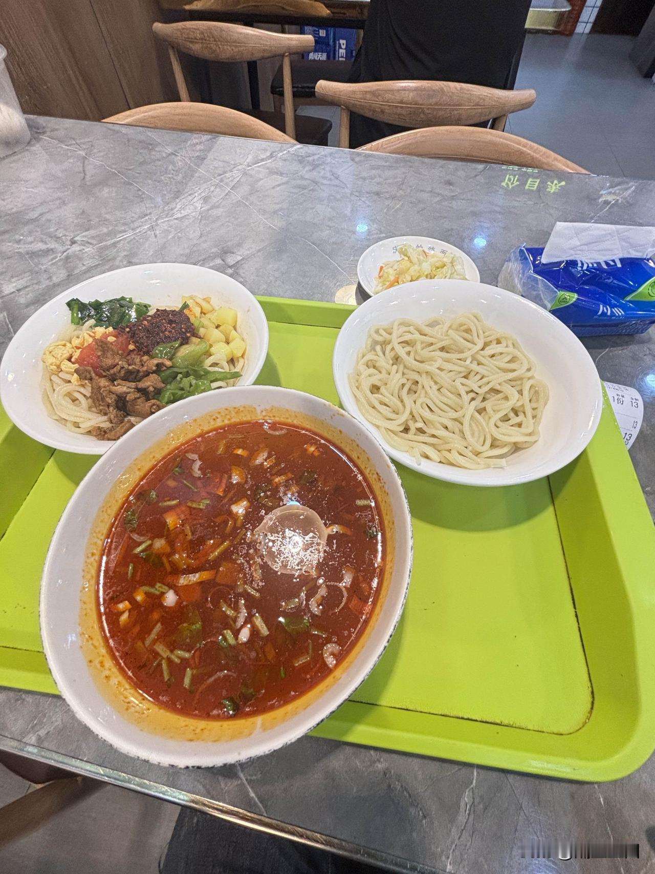 今天在西安吃的庆阳饸饹面，点了个双拼的，花了13元，这个可以续面，双拼是一碗干的