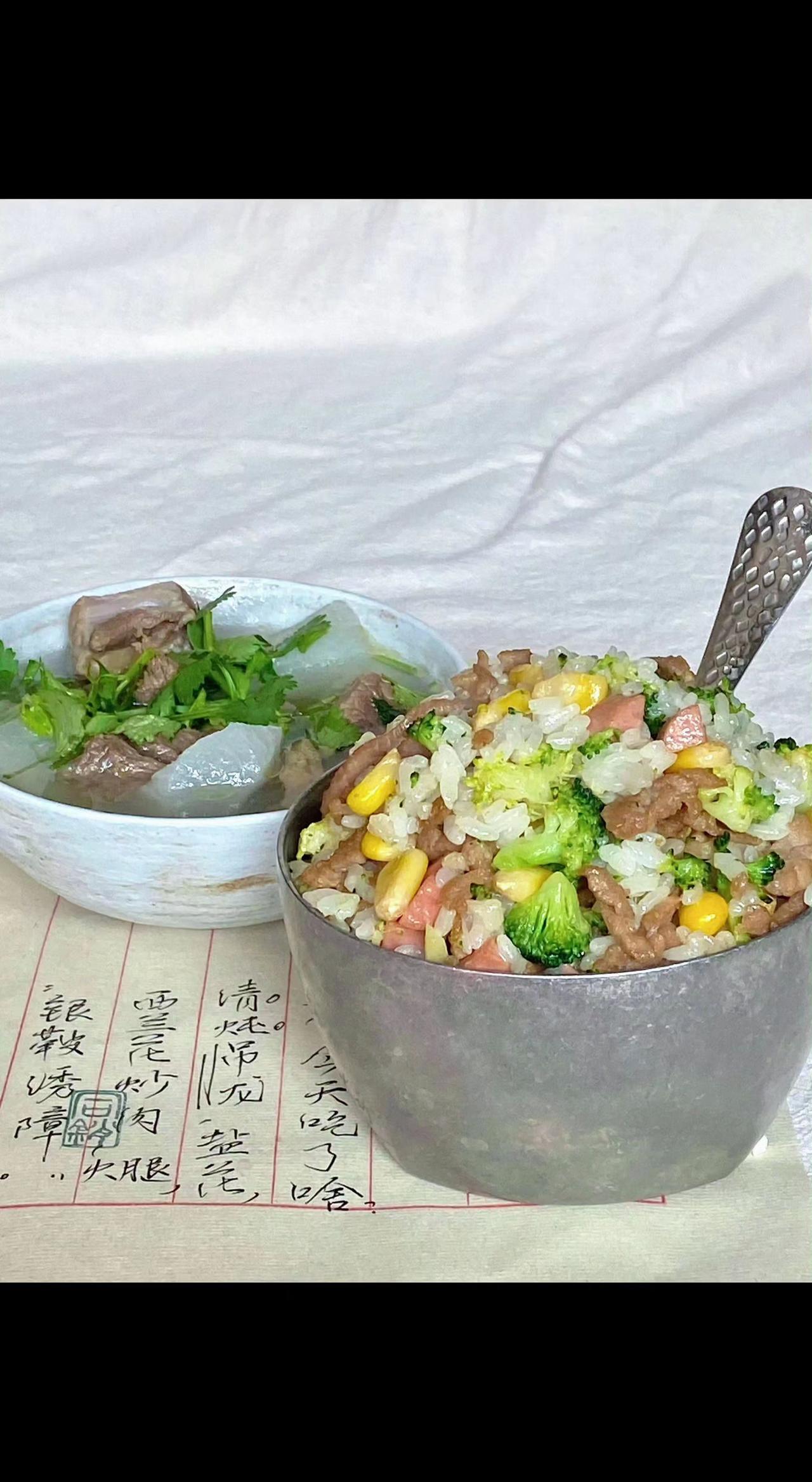 🍚铁碗盛着烟火气，米粒裹着蔬菜香✨
古纸墨痕旁，热汤消解一日疲惫☕
生活的诗意