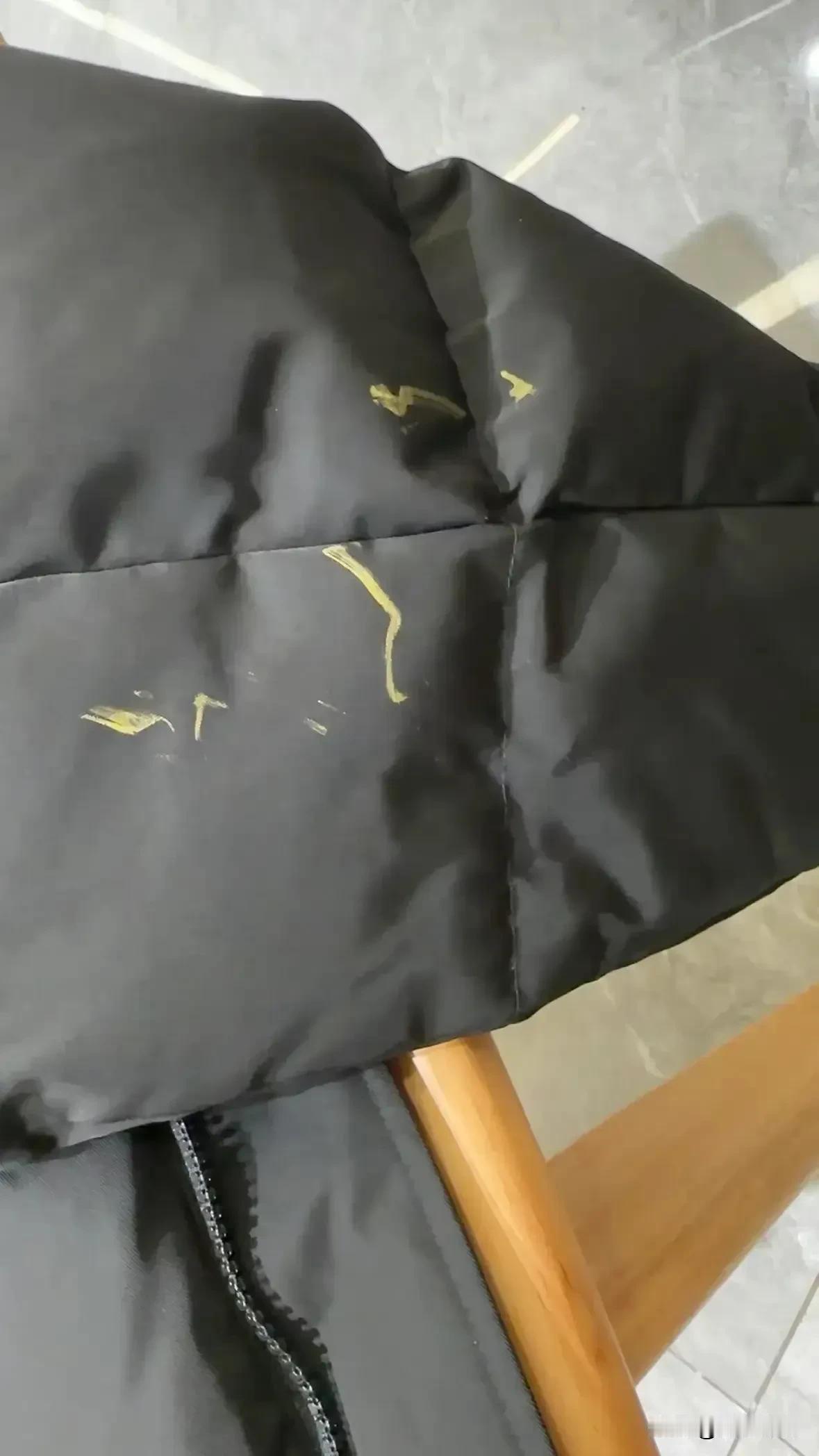 广东男篮球员胡明轩在个人社交媒体上晒出衣服被球迷的签名笔划出多道痕迹的照片，随后