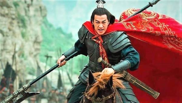 “吕布临终前，把方天画戟插进下邳城门石缝，不是示勇，是试‘松’——他伸手按住戟杆