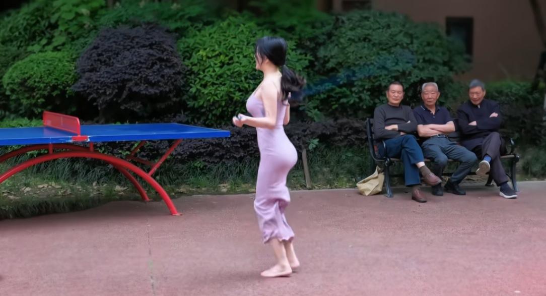 难怪这几天，从不锻炼的老头总往运动场跑！