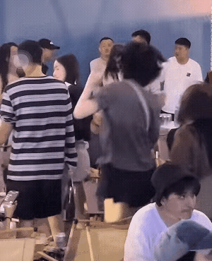 没有想到平常在舞台上看起来非常高冷的王菲，高兴起来也会这样“手舞足蹈”，像一个小