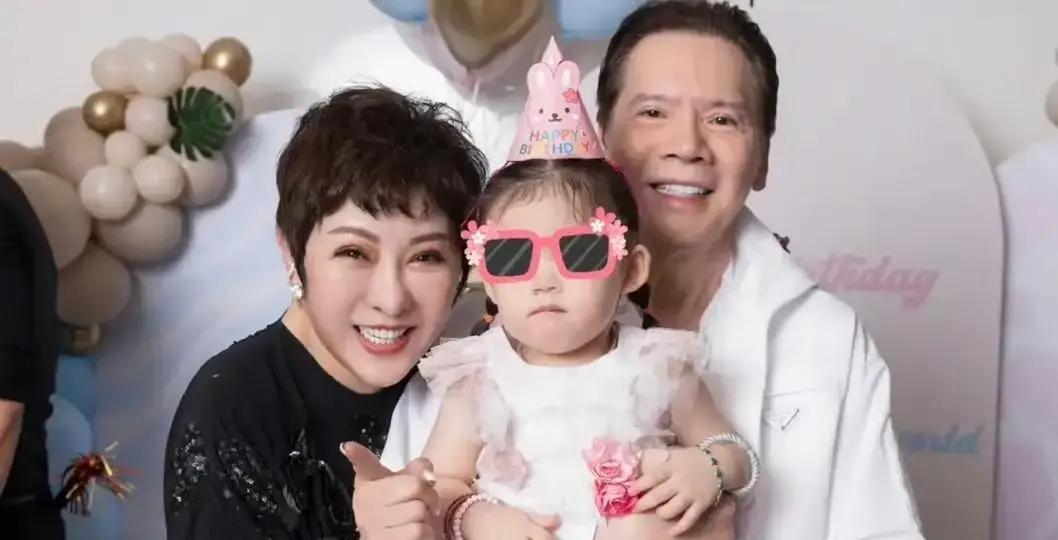 孙女一喊，向华强把会议推了
 
上周三，香港迪士尼。向华强坐在旋转木马边，一等就