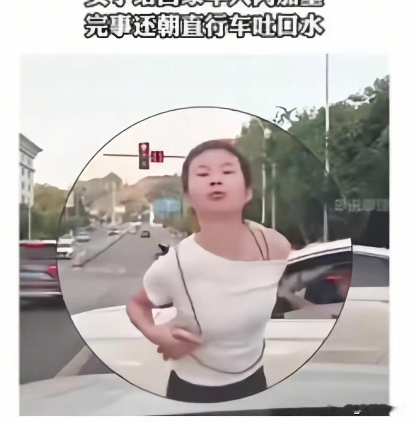 现在很多网友都在蹲一个“重庆口水姐”的后续，看看这个嚣张又无德的女子是否会受到处