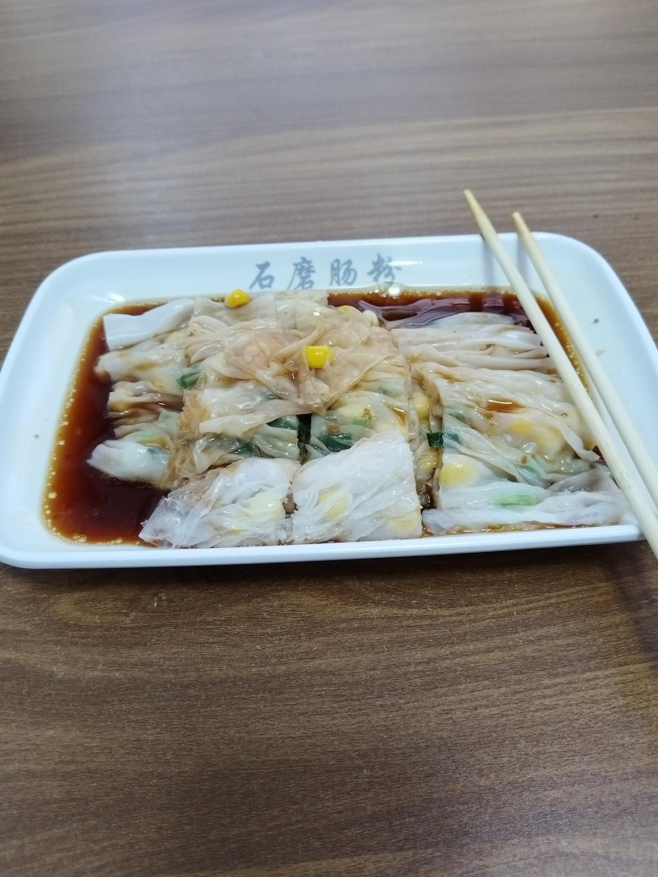 美食人人爱。
早上去上班，见路边有肠粉店，有个瘦瘦的小伙子在做肠粉，烤箱一推一拉