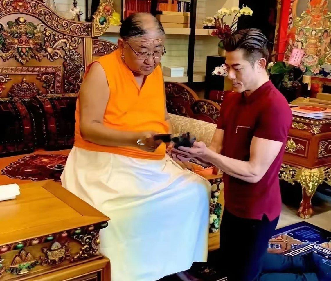 明星那么有钱，居然还去求神拜佛，真是不理解。估计是想要儿子吧？ 