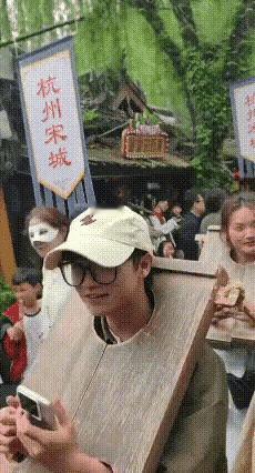一听到要满门抄斩，一个个喜气洋洋的，满门抄斩居然被玩成了娱乐节目！建议推出浸猪笼