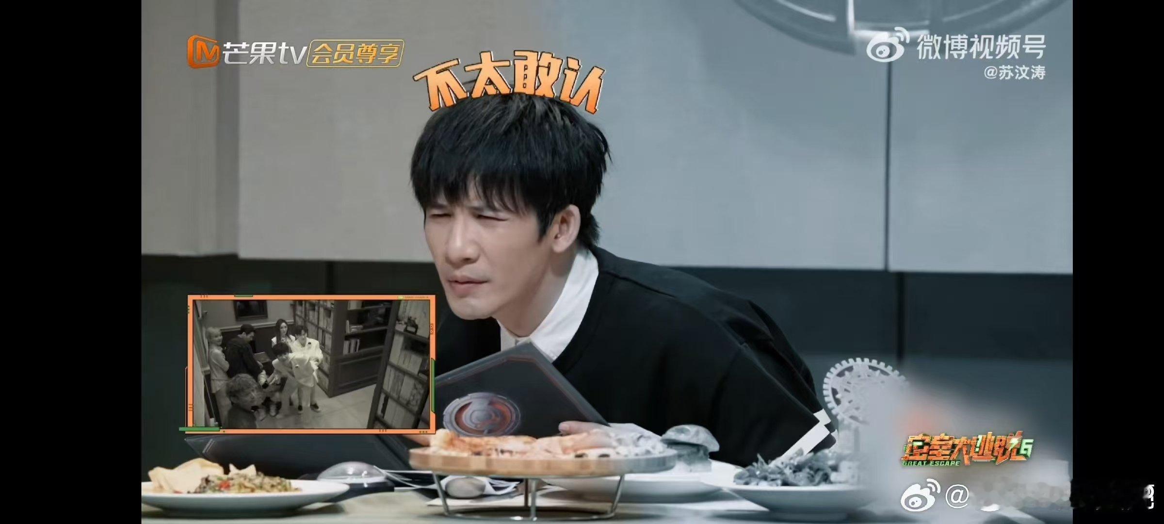 #周笔畅杨幂超绝表情管理#收官晚宴上，周笔畅与杨幂的表情管理让人眼前一亮，她们在