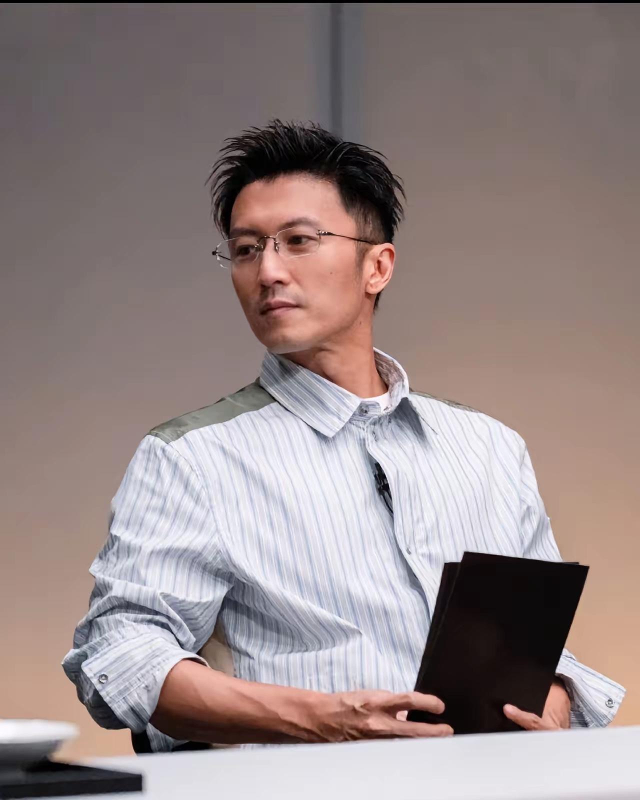 内娱终于出现了一个可怕的明星
那就是谢霆锋
不是因为他的颜值有多高，而是他不管在