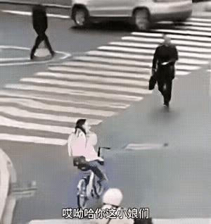 这个男子，你怎么就那么让人发恨呢？
那么宽的马路，别人又没有招你惹你，干嘛非要把