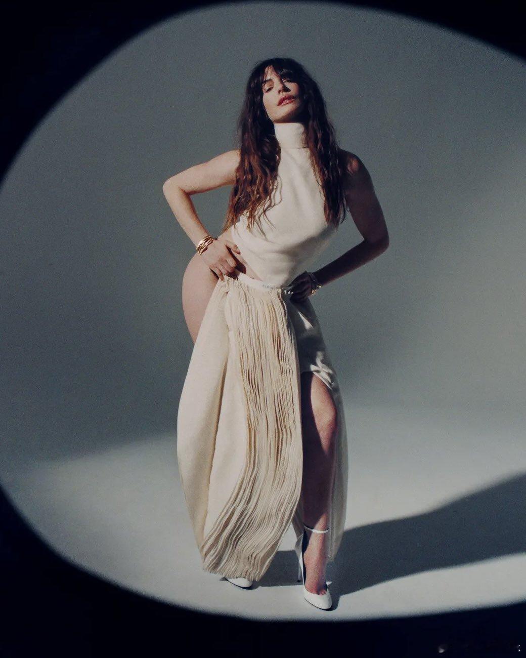 安妮·海瑟薇(Anne Hathaway)为《WWD》杂志拍摄，摄影师 Heat