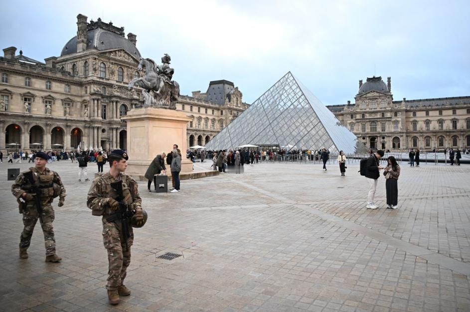 漏洞百出！卢浮宫漏水淹书+珠宝失窃，世界顶级博物馆陷危机
 
12月7日消息，卢