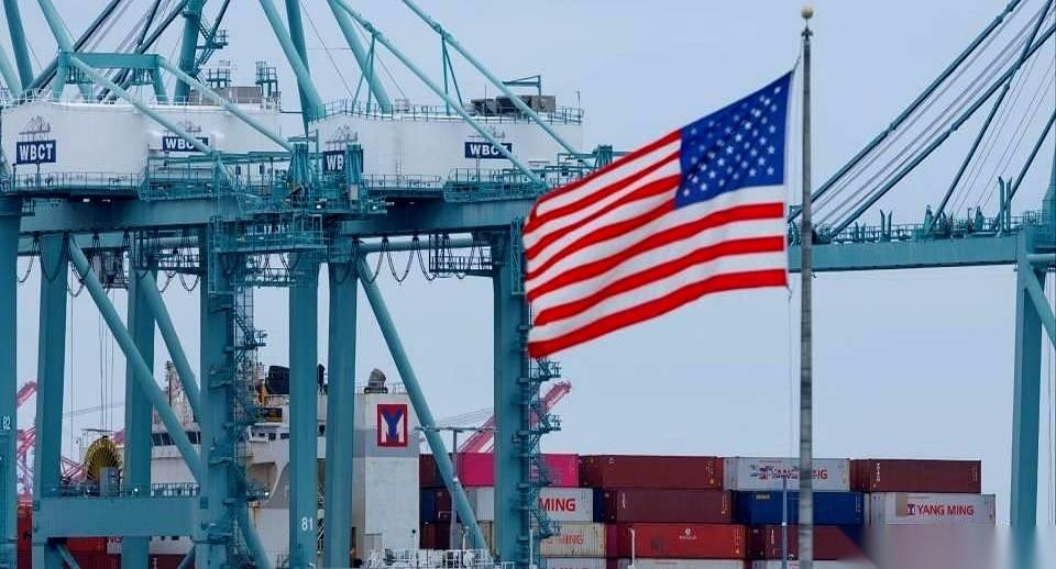 3月27号，商务部官宣了一件事儿。
一把锋利的刀，直接扎向了美国最敏感的地带：贸