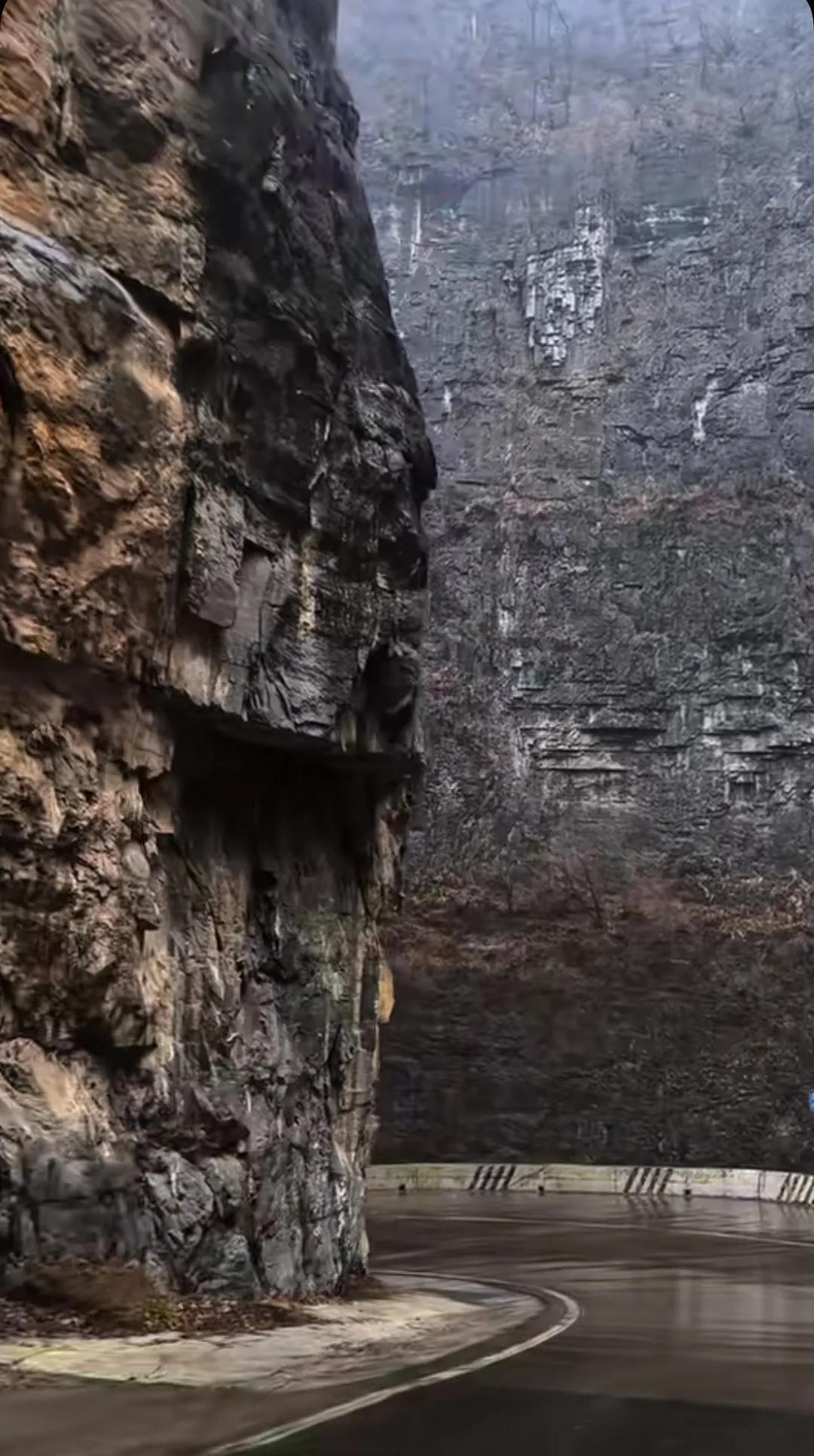 山西长治市的壶关县，有一个堪称世界级的旅游景点——太行山大峡谷，全长四十多公里，