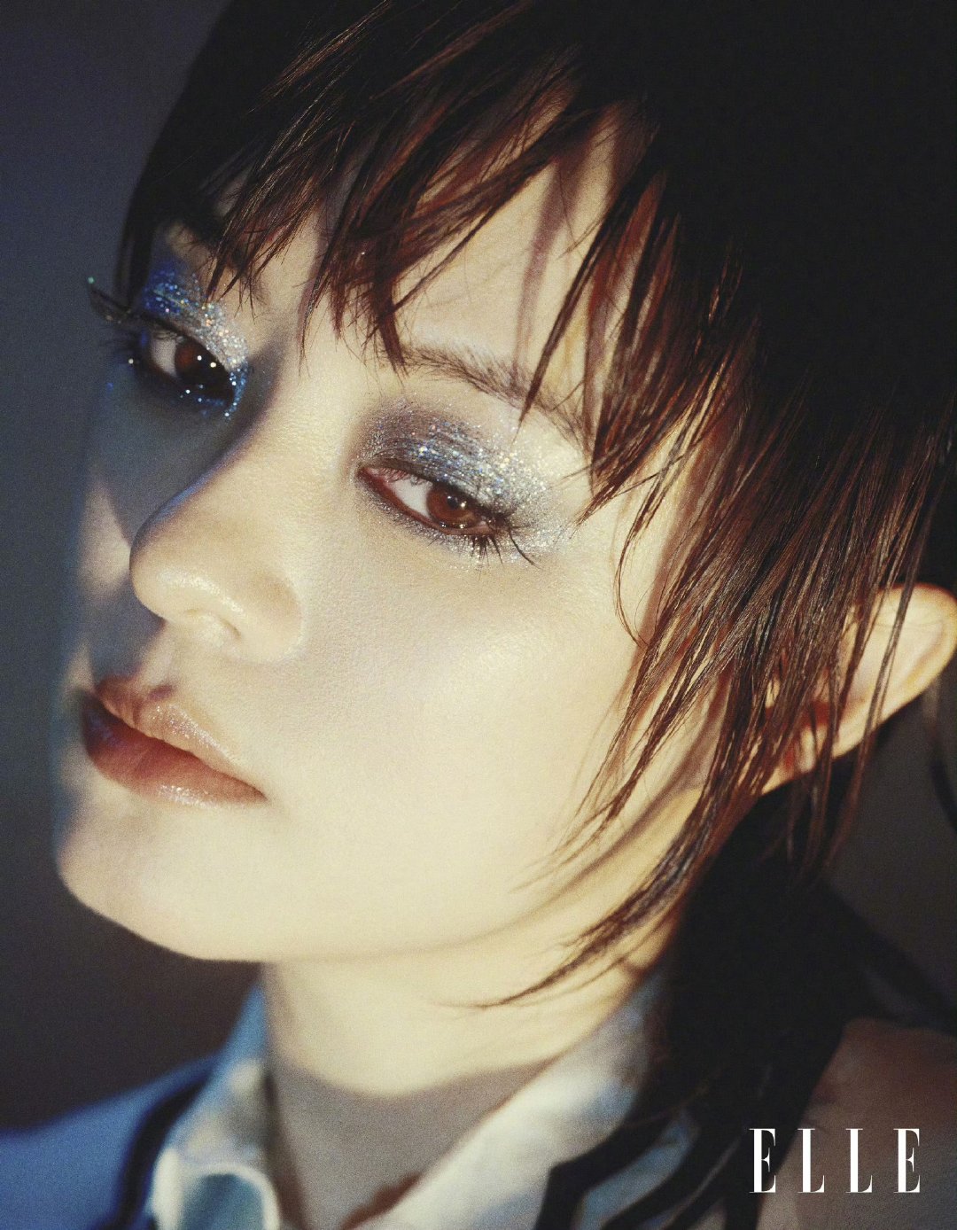 孙俪又解锁新画风！柔焦镜头下的冷艳感，红蓝撞色造型吸睛，风格多变果然是实力派女星