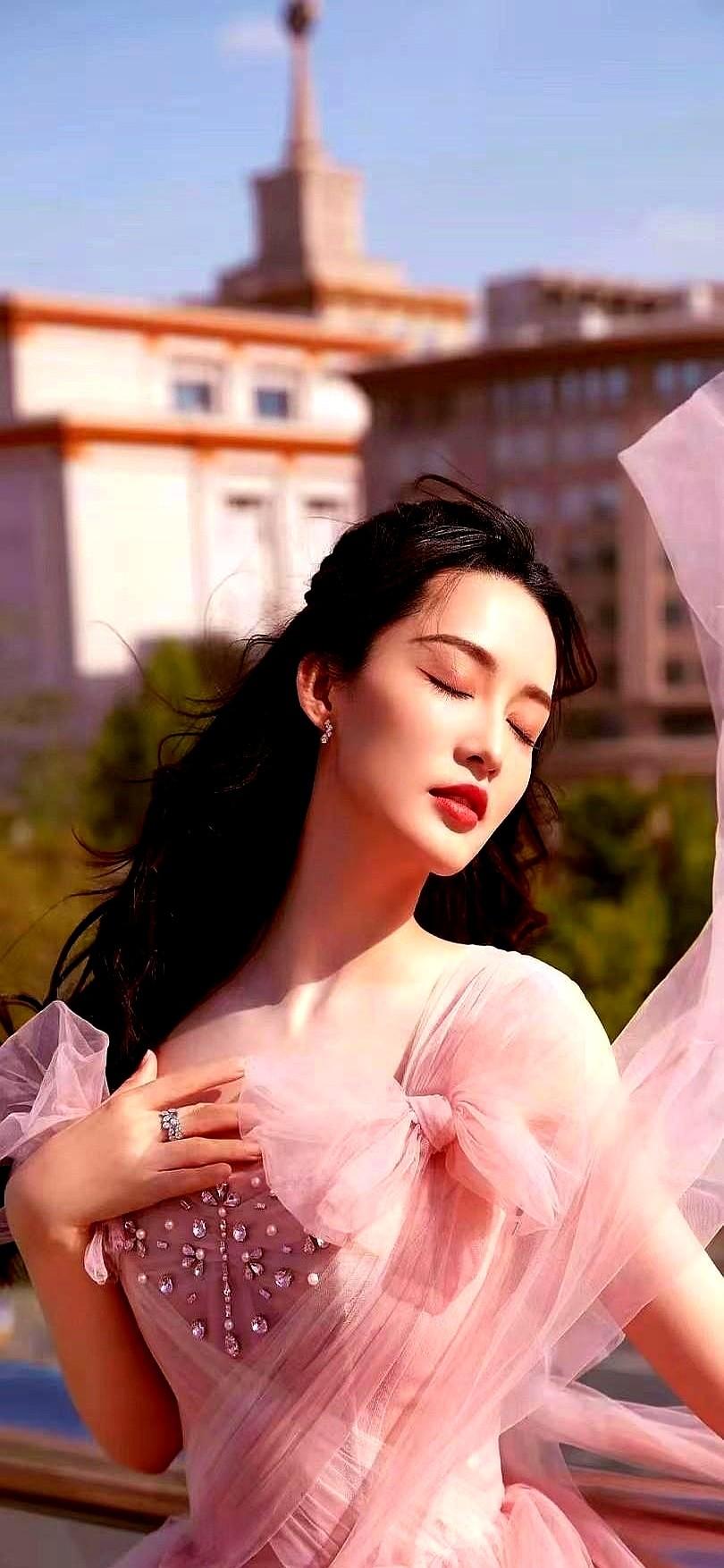 镜头前被剪成另外一副模样，李沁连一句委屈都没喊。

在埃及录节目，她低头干活，把