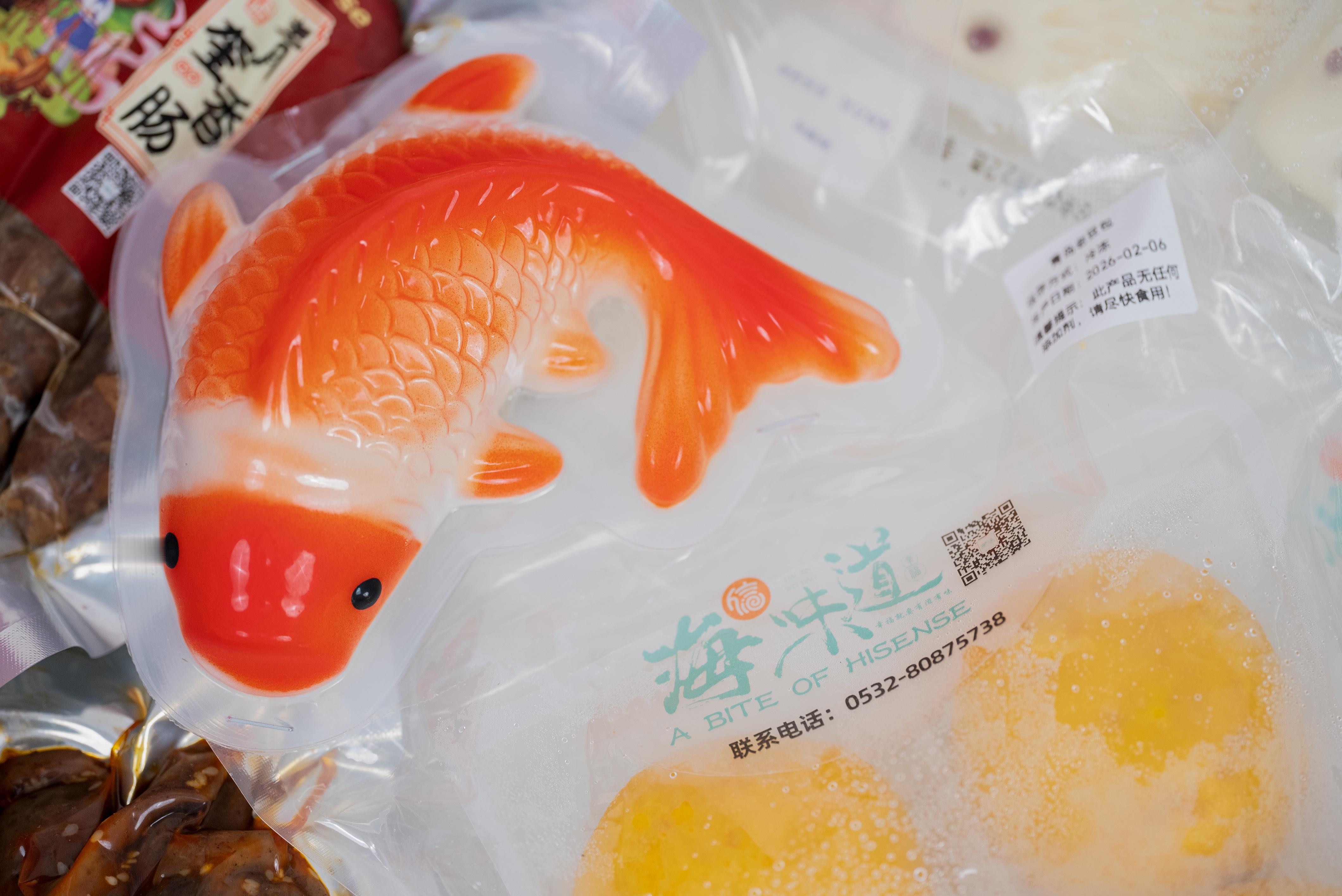 感谢海信点的新年礼盒~满满一大盒都是来自海信的爱，随便拆开一包都能直接包揽家里的