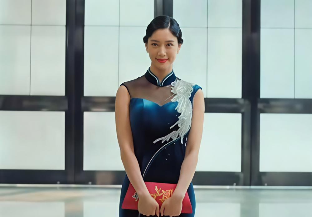 品牌方翻着PPT，手指直接划过他那页，连停顿都没有。
三年前，唐小虎一个眼神就能