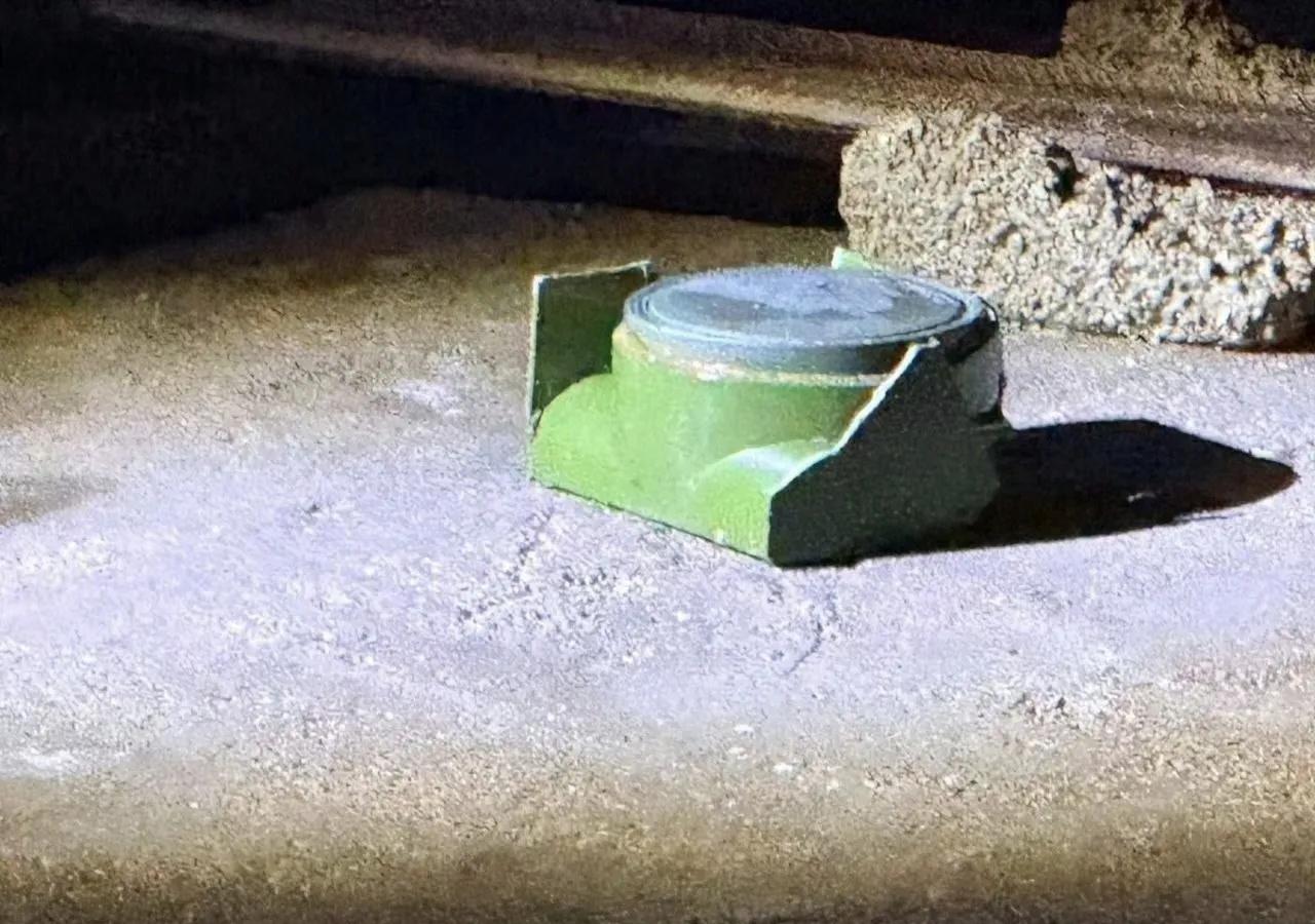 美国战机在伊朗设拉子市西南部的贾迈勒阿巴德村投掷地雷，导致一名伊朗妇女在厨房被炸