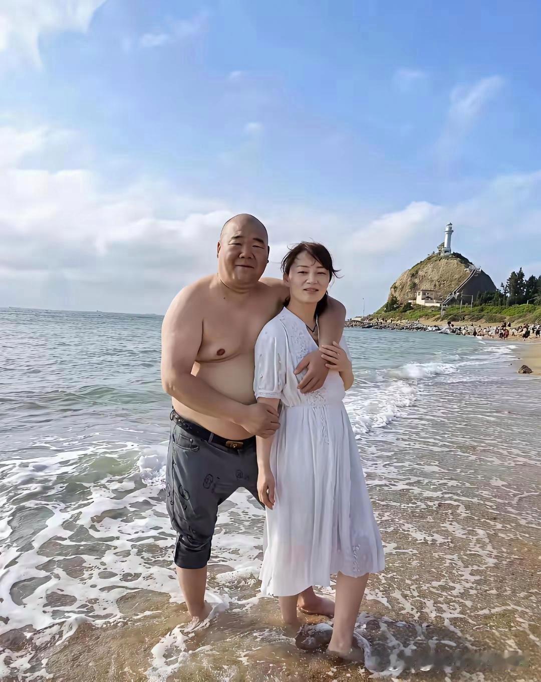 现实版美女与野兽

前几天，有网友晒出一张海边合影，照片里的女子五官精巧，气质温