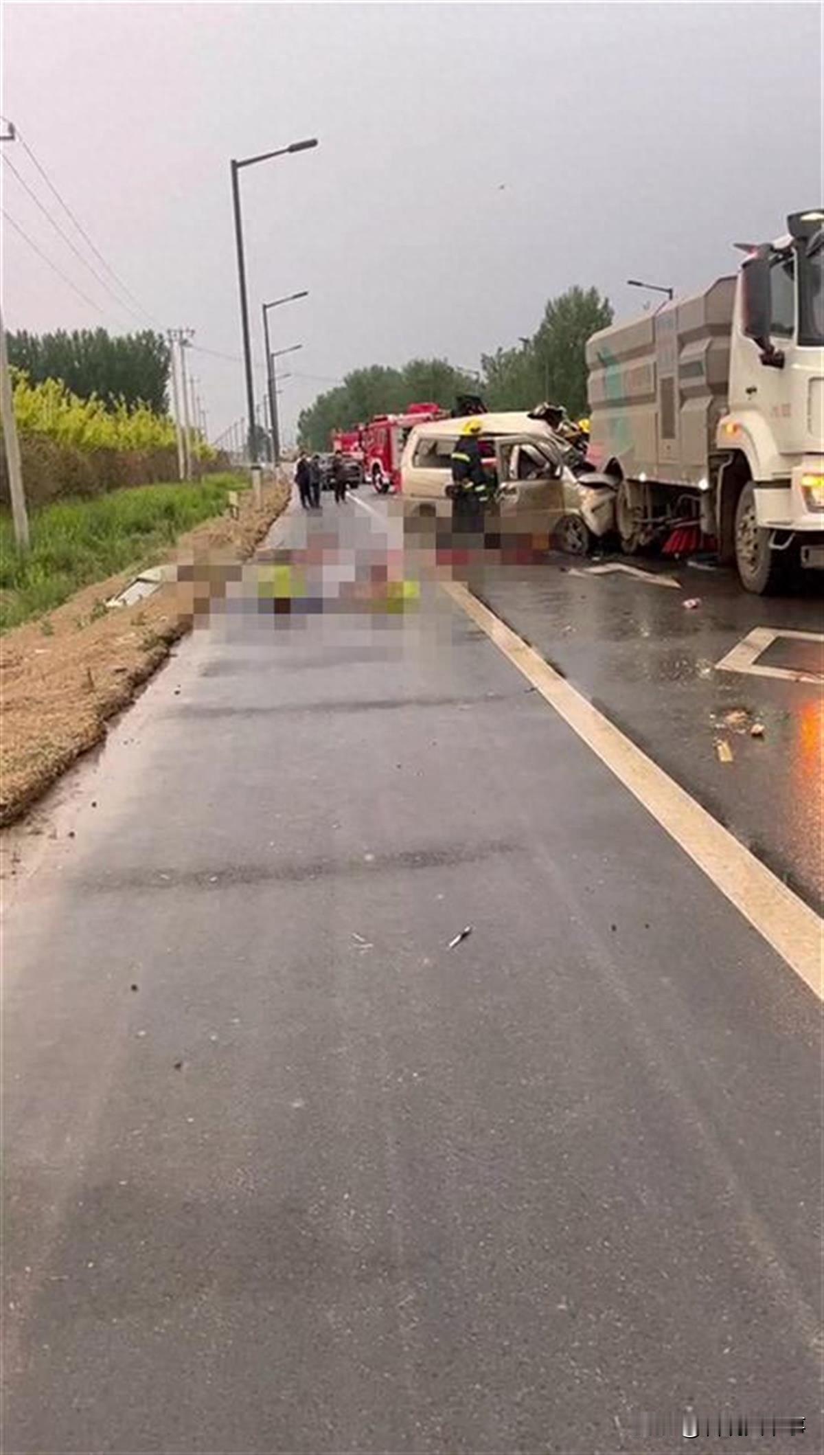 太心酸了！河北安新县，一辆面包车与一辆洗扫车发生碰撞，致5人死亡两人受伤，死者也