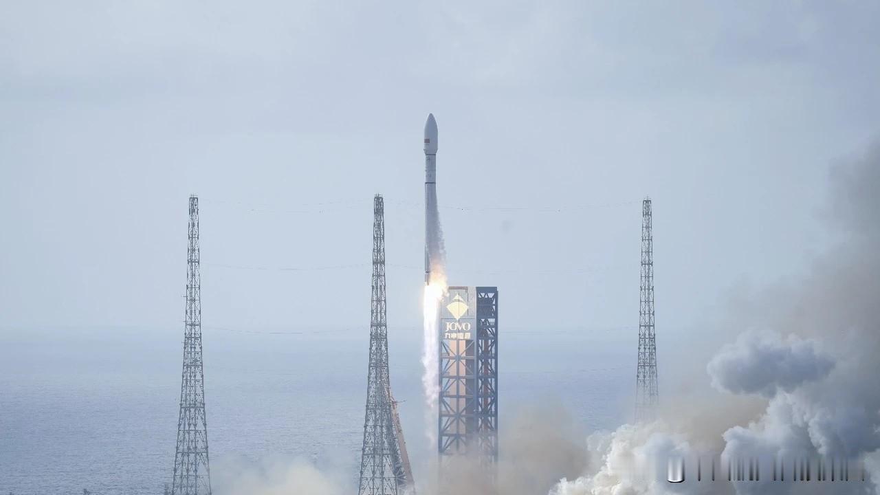 【长征十二号运载火箭成功发射卫星互联网低轨25组卫星】9月17日8时32分，长征