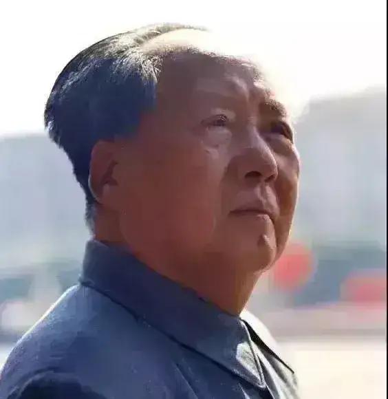 我们怀念的亲人，
毛主席生日到了！