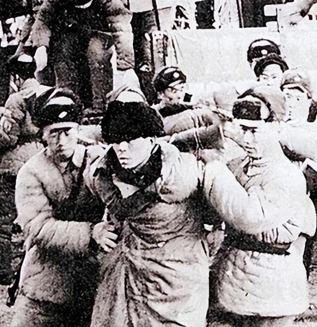 1978年的浙江黄岩县宁溪村，几名公安干警撬开村民王金英家卧室的青石板，发现石板