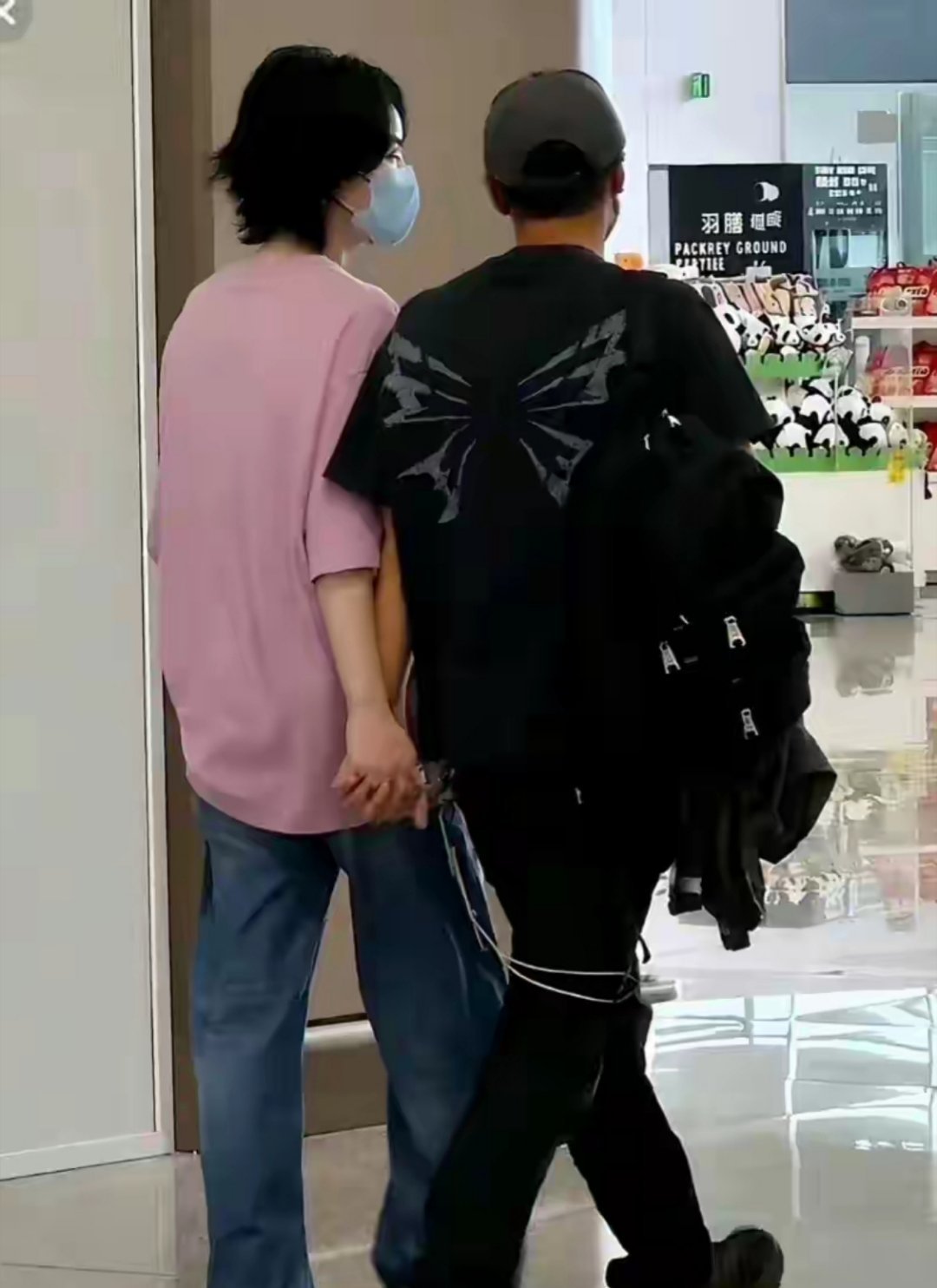 谢霆锋王菲手牵手离开西安！谢霆锋演唱会，王菲携孙浩翟子路加油 