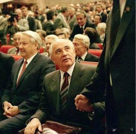 1991年，随着苏联的解体，苏联最后一任领导人戈尔巴乔夫，打开了永不开启的斯大林