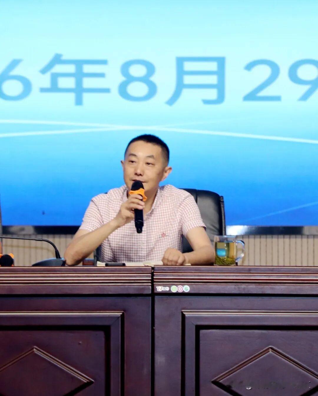 峨眉三小换帅，党委书记由峨眉山市教育局计财股股长周秀成接任

前任党委书记向桂英