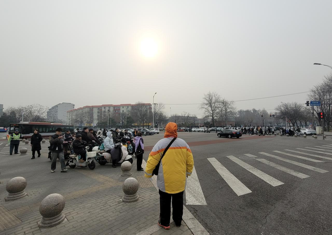 据天气报告称北京今天轻度雾霾。已连续6天有霾，空气质量报告描述为有时良，有时轻度