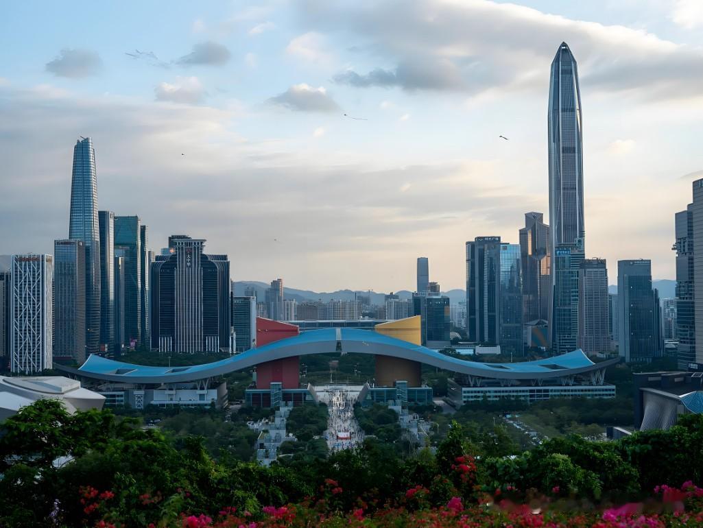 当在深圳“待了”三十年之后，我发现这座城市最动人的风景线，从来都不是高楼大厦，而