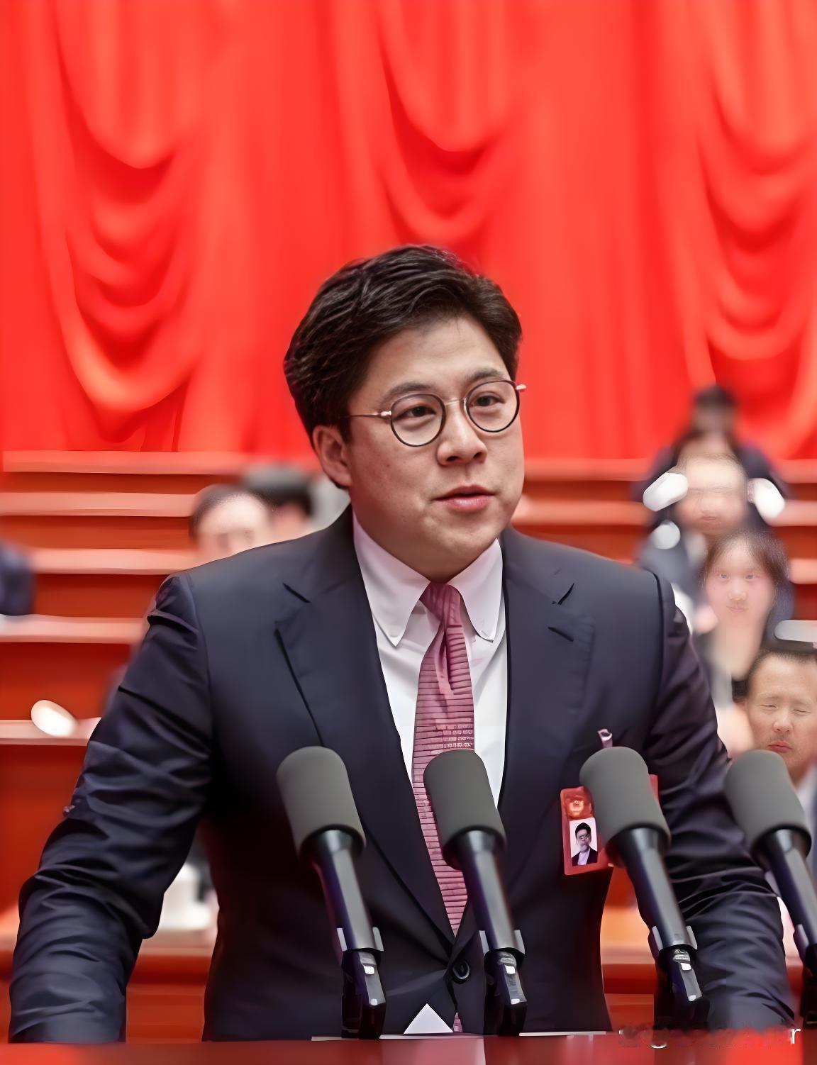 没想到，在日本地震捐款这事上，霍启刚的做法引起了大讨论。当成龙大方拿出180万帮